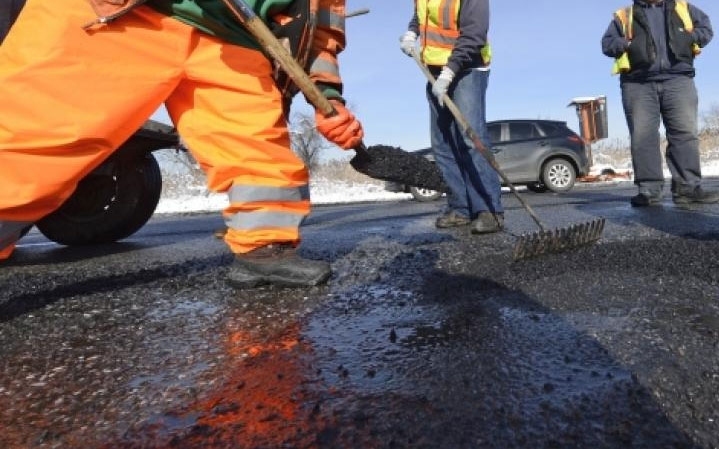 Többszáz milliárd megy útjavításra és útfelújításra