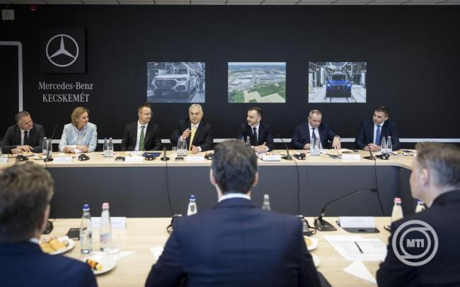 Orbán Viktor: ha lesz olcsó energia, akkor talpon marad az európai autóipar