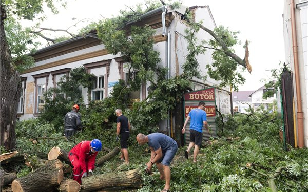 Csaknem 200 helyszínre vonultak a tűzoltók 