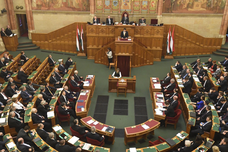 Több mint húsz kérdésre kell válaszolnia a kormánynak 